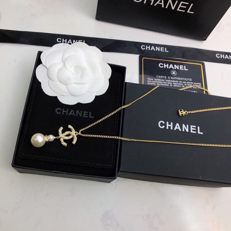CHANEL 26S CHANEL CC LOGO CRYSTAL PEARL DROP PENDANT NECKLACE IN GOLD METAL 633316