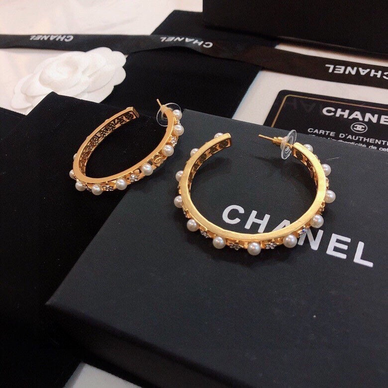 CHANEL 26S PEARL & CRYSTAL EMBELLISHED HOOP EARRINGS IN GOLD METAL 631085