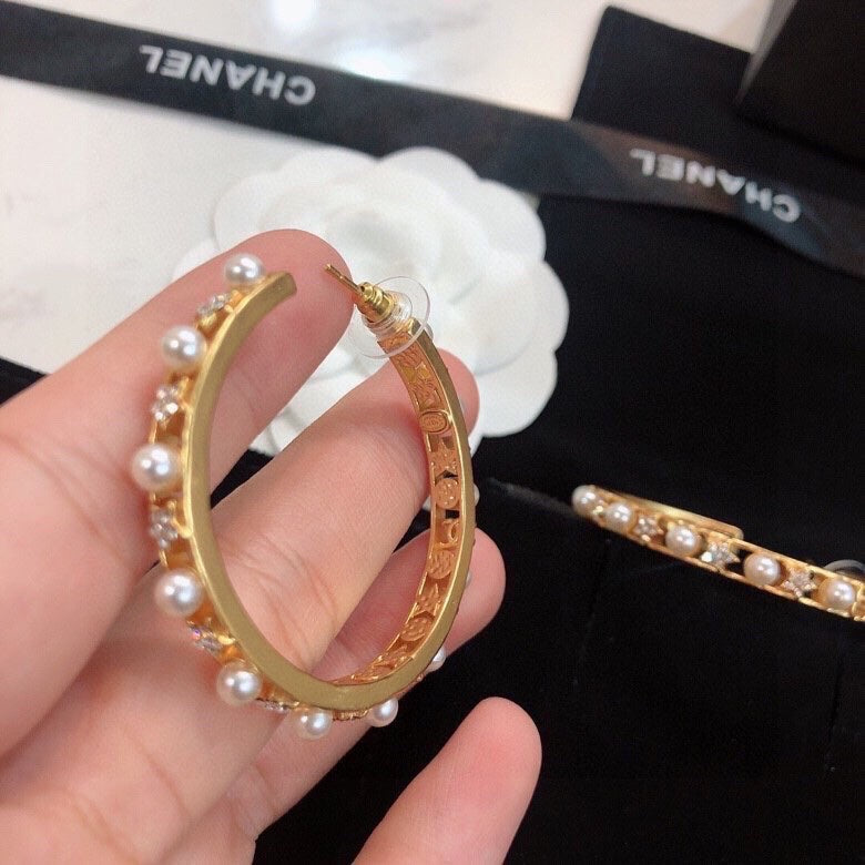 CHANEL 26S PEARL & CRYSTAL EMBELLISHED HOOP EARRINGS IN GOLD METAL 631085