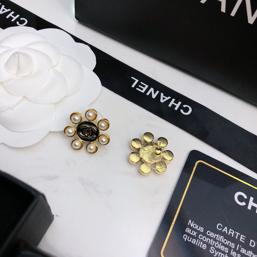 CHANEL 26S DOUBLE C LOGO PEARL HALO STUD EARRINGS IN BLACK ENAMEL & GOLD METAL 633332