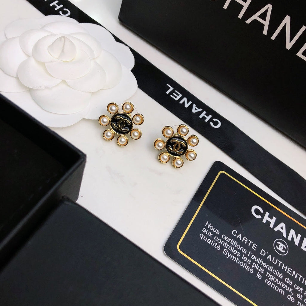 CHANEL 26S DOUBLE C LOGO PEARL HALO STUD EARRINGS IN BLACK ENAMEL & GOLD METAL 633332