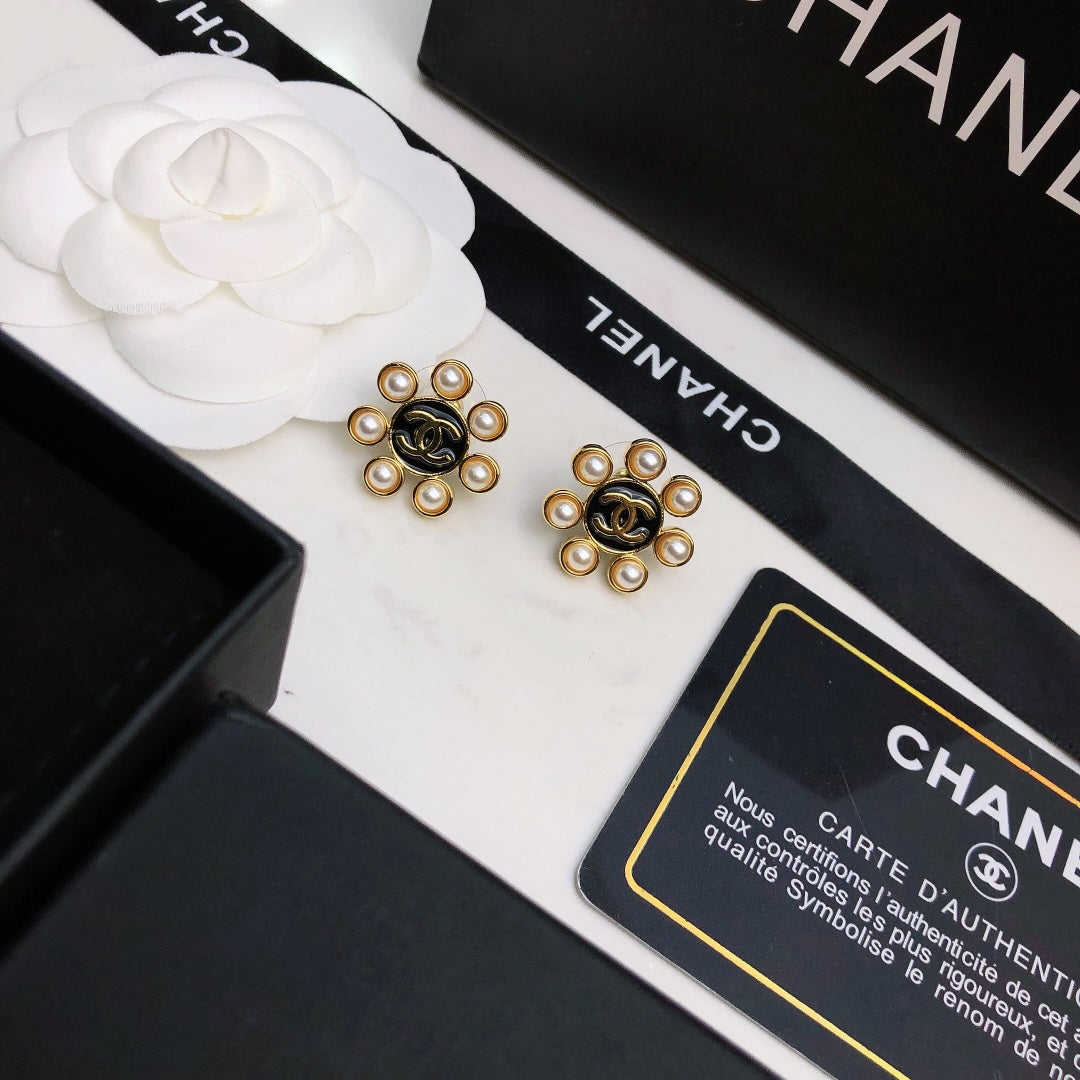 CHANEL 26S DOUBLE C LOGO PEARL HALO STUD EARRINGS IN BLACK ENAMEL & GOLD METAL 633332