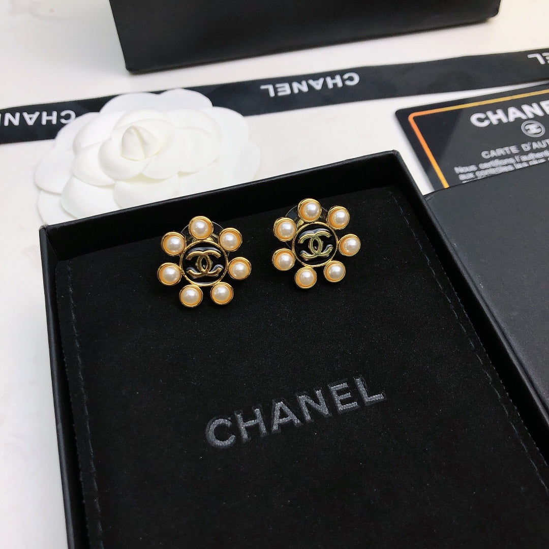 CHANEL 26S DOUBLE C LOGO PEARL HALO STUD EARRINGS IN BLACK ENAMEL & GOLD METAL 633332