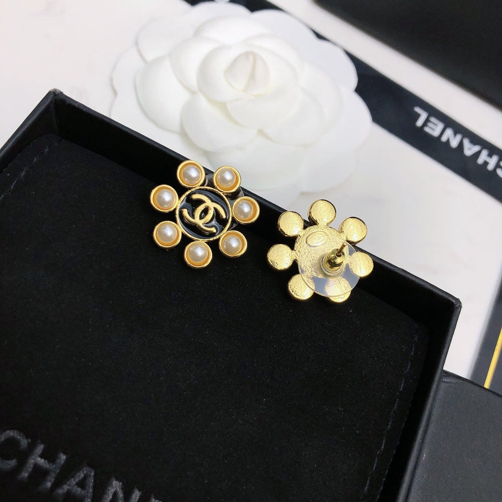 CHANEL 26S DOUBLE C LOGO PEARL HALO STUD EARRINGS IN BLACK ENAMEL & GOLD METAL 633332