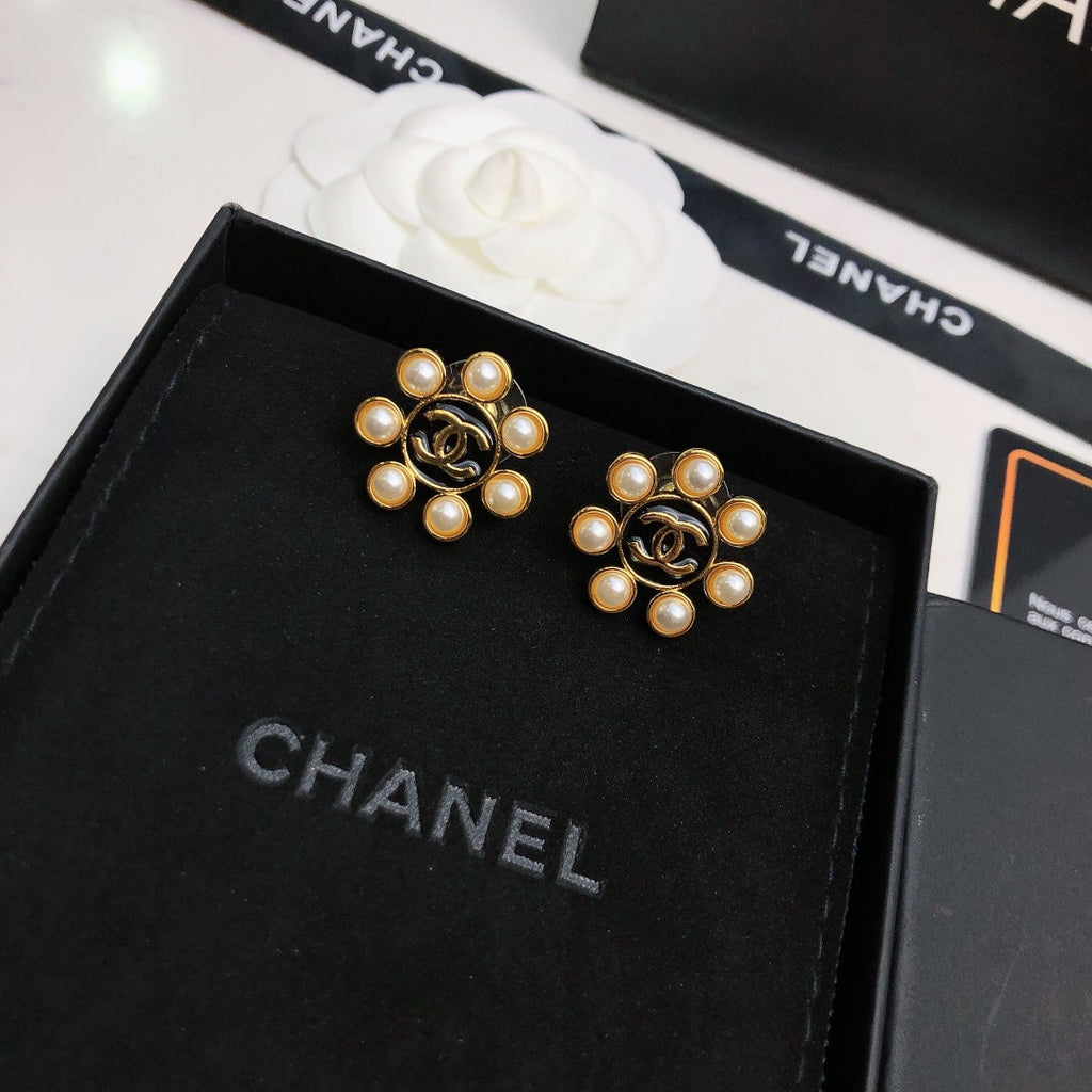 CHANEL 26S DOUBLE C LOGO PEARL HALO STUD EARRINGS IN BLACK ENAMEL & GOLD METAL 633332