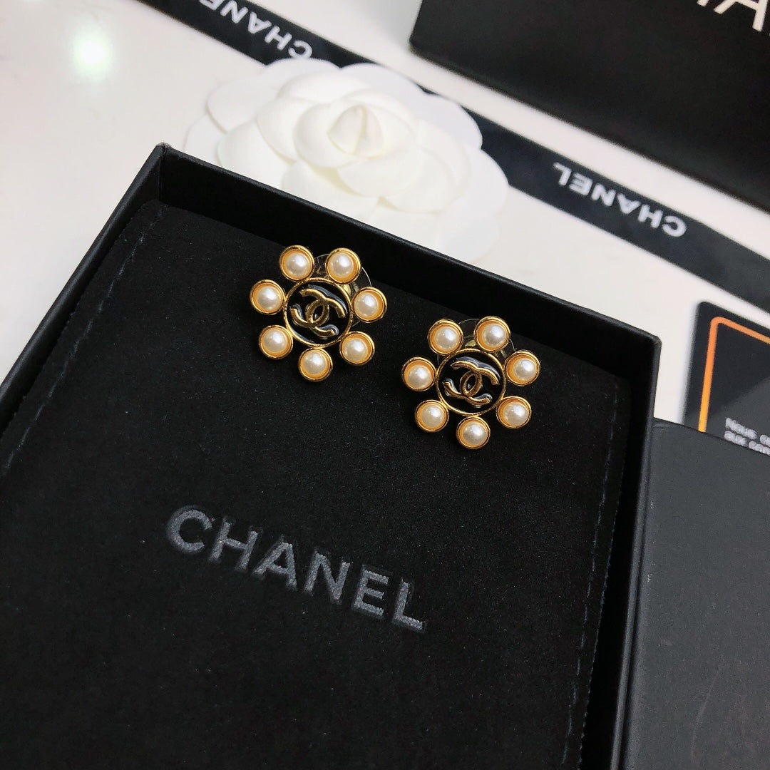 CHANEL 26S DOUBLE C LOGO PEARL HALO STUD EARRINGS IN BLACK ENAMEL & GOLD METAL 633332