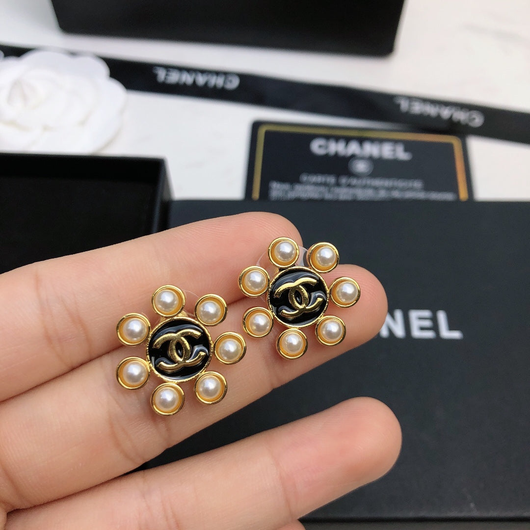 CHANEL 26S DOUBLE C LOGO PEARL HALO STUD EARRINGS IN BLACK ENAMEL & GOLD METAL 633332