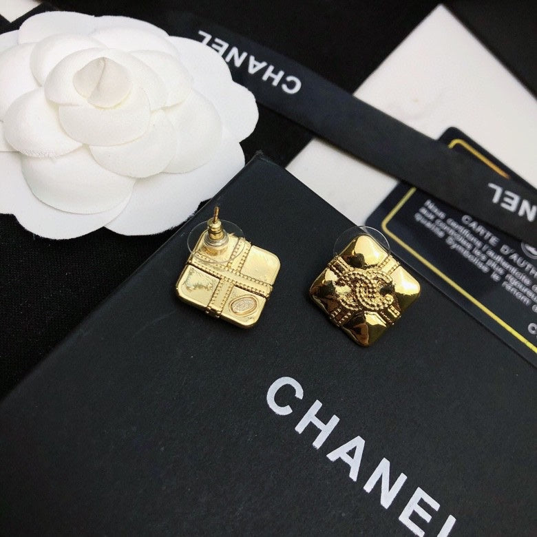 CHANEL 26S DOUBLE C LOGO EMBOSSED QUILTED SQUARE STUD EARRINGS IN GOLD METAL 633224