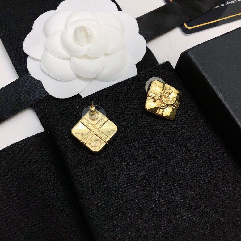 CHANEL 26S DOUBLE C LOGO EMBOSSED QUILTED SQUARE STUD EARRINGS IN GOLD METAL 633224