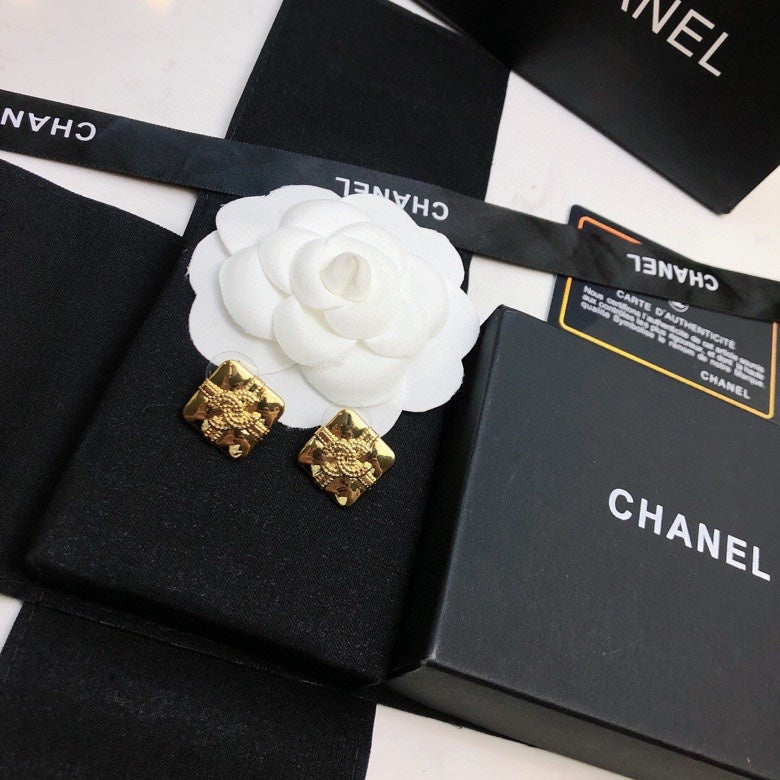 CHANEL 26S DOUBLE C LOGO EMBOSSED QUILTED SQUARE STUD EARRINGS IN GOLD METAL 633224