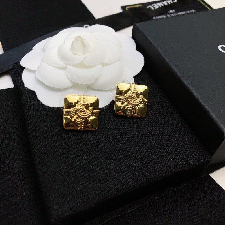 CHANEL 26S DOUBLE C LOGO EMBOSSED QUILTED SQUARE STUD EARRINGS IN GOLD METAL 633224