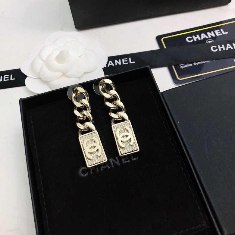 CHANEL 26S DOUBLE C LOGO CHAIN LINK RECTANGULAR PAVE CRYSTAL DROP EARRINGS IN GOLD METAL 631078