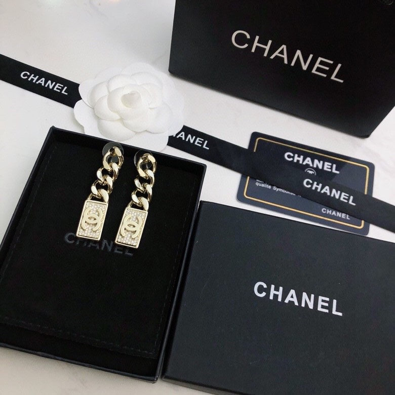 CHANEL 26S DOUBLE C LOGO CHAIN LINK RECTANGULAR PAVE CRYSTAL DROP EARRINGS IN GOLD METAL 631078