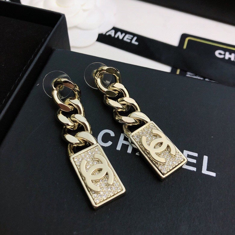 CHANEL 26S DOUBLE C LOGO CHAIN LINK RECTANGULAR PAVE CRYSTAL DROP EARRINGS IN GOLD METAL 631078