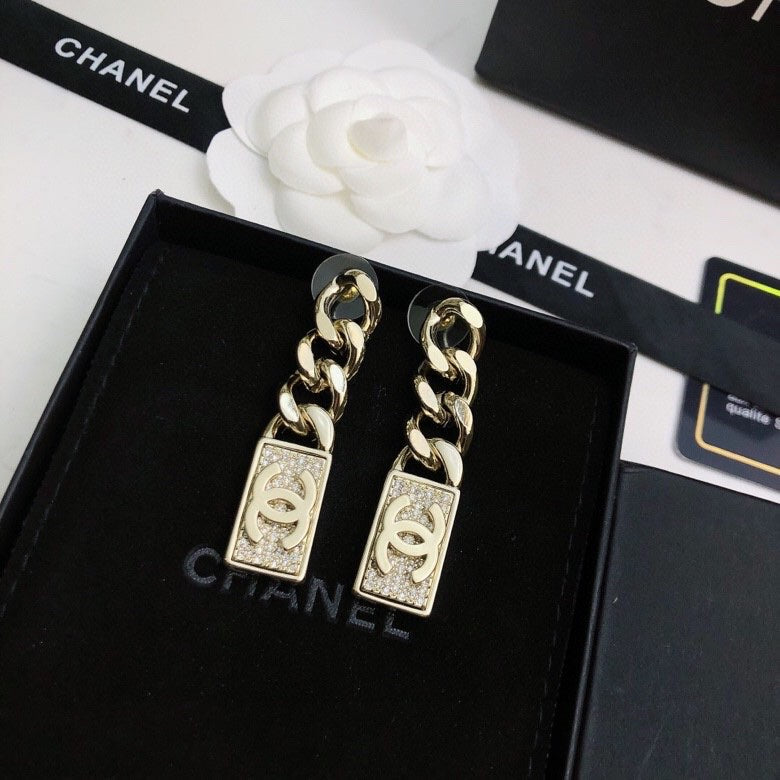 CHANEL 26S DOUBLE C LOGO CHAIN LINK RECTANGULAR PAVE CRYSTAL DROP EARRINGS IN GOLD METAL 631078