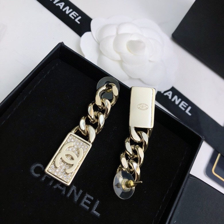 CHANEL 26S DOUBLE C LOGO CHAIN LINK RECTANGULAR PAVE CRYSTAL DROP EARRINGS IN GOLD METAL 631078