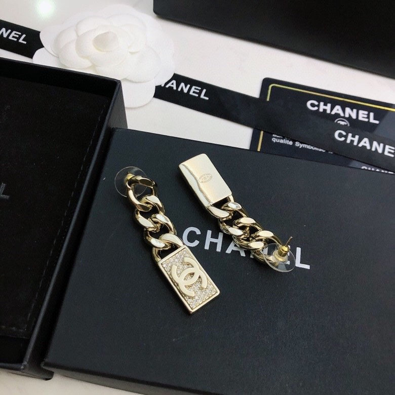 CHANEL 26S DOUBLE C LOGO CHAIN LINK RECTANGULAR PAVE CRYSTAL DROP EARRINGS IN GOLD METAL 631078