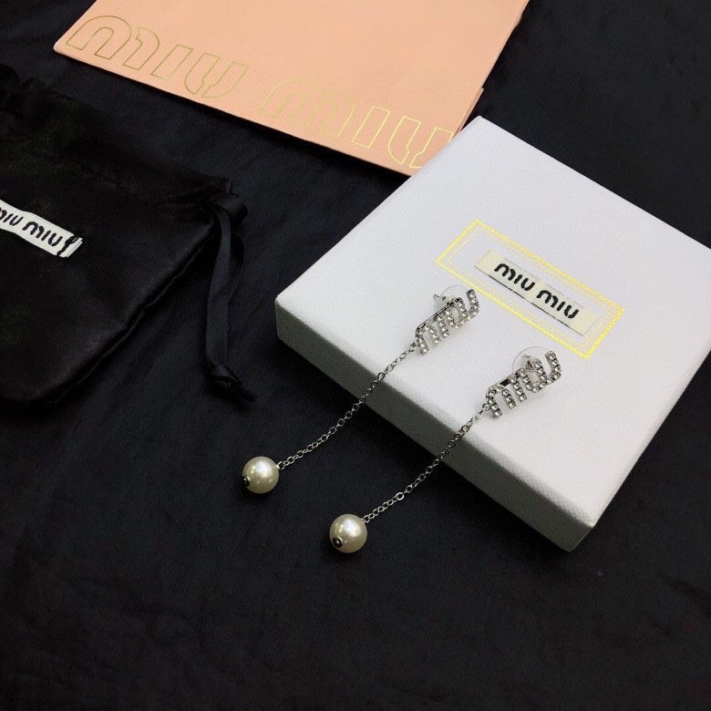 MIUMIU 26S CRYSTAL LOGO CHAIN DROP PEARL EARRINGS IN SILVER TONE METAL 630842