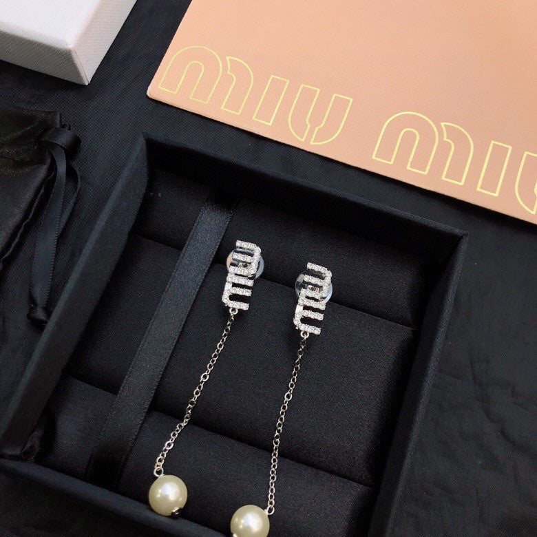 MIUMIU 26S CRYSTAL LOGO CHAIN DROP PEARL EARRINGS IN SILVER TONE METAL 630842