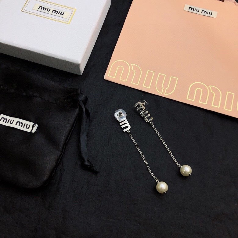 MIUMIU 26S CRYSTAL LOGO CHAIN DROP PEARL EARRINGS IN SILVER TONE METAL 630842