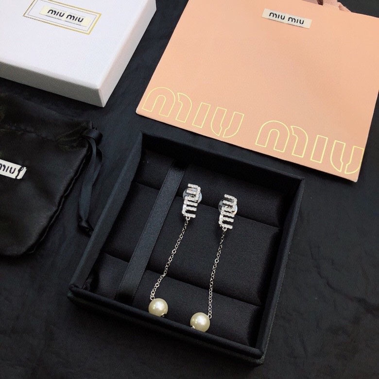 MIUMIU 26S CRYSTAL LOGO CHAIN DROP PEARL EARRINGS IN SILVER TONE METAL 630842