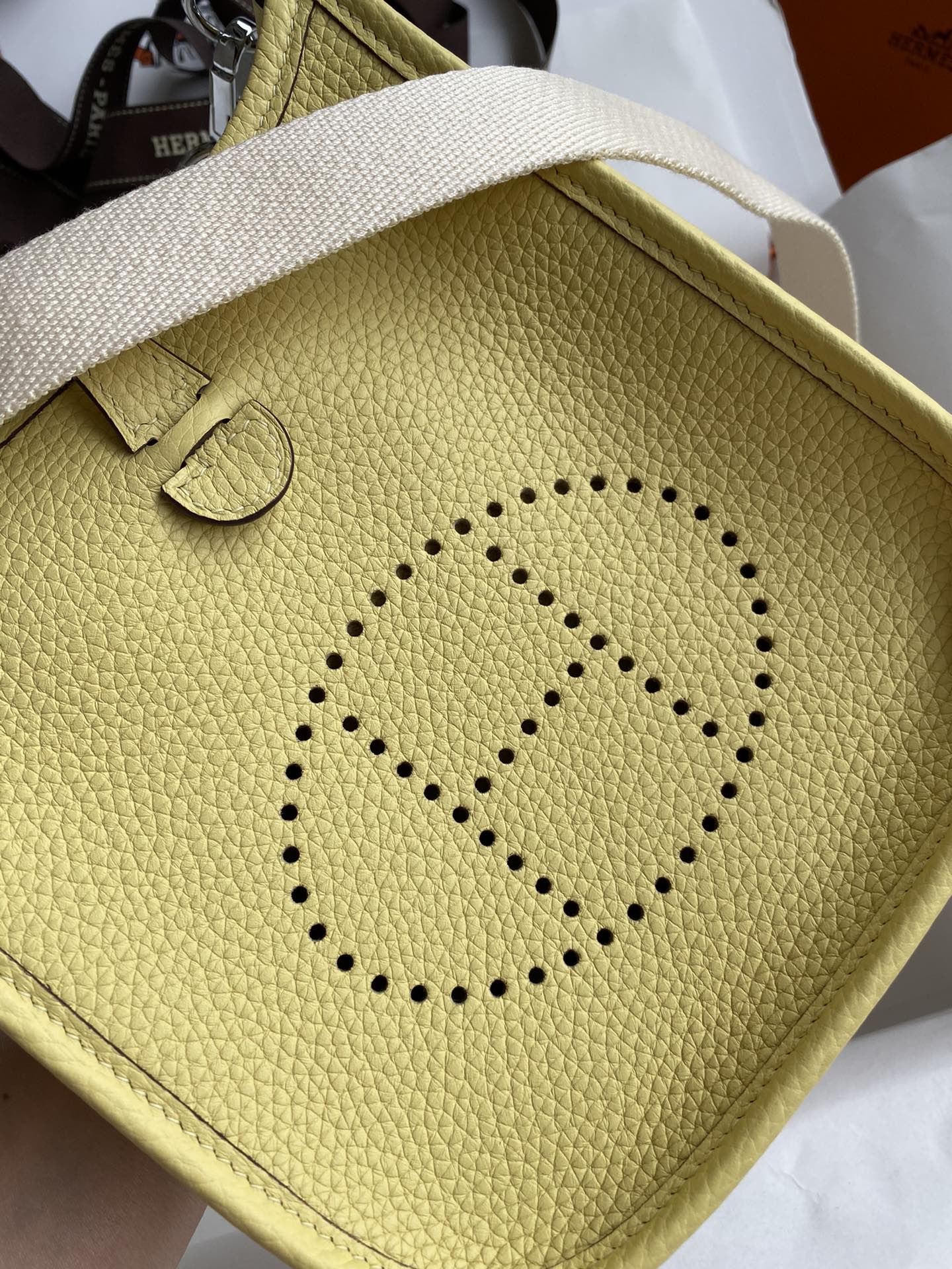 HM 25S EVELYNE 17 CM IN YELLOW COWHIDE AND BEIGE CANVAS WITH SILVER HARDWARE