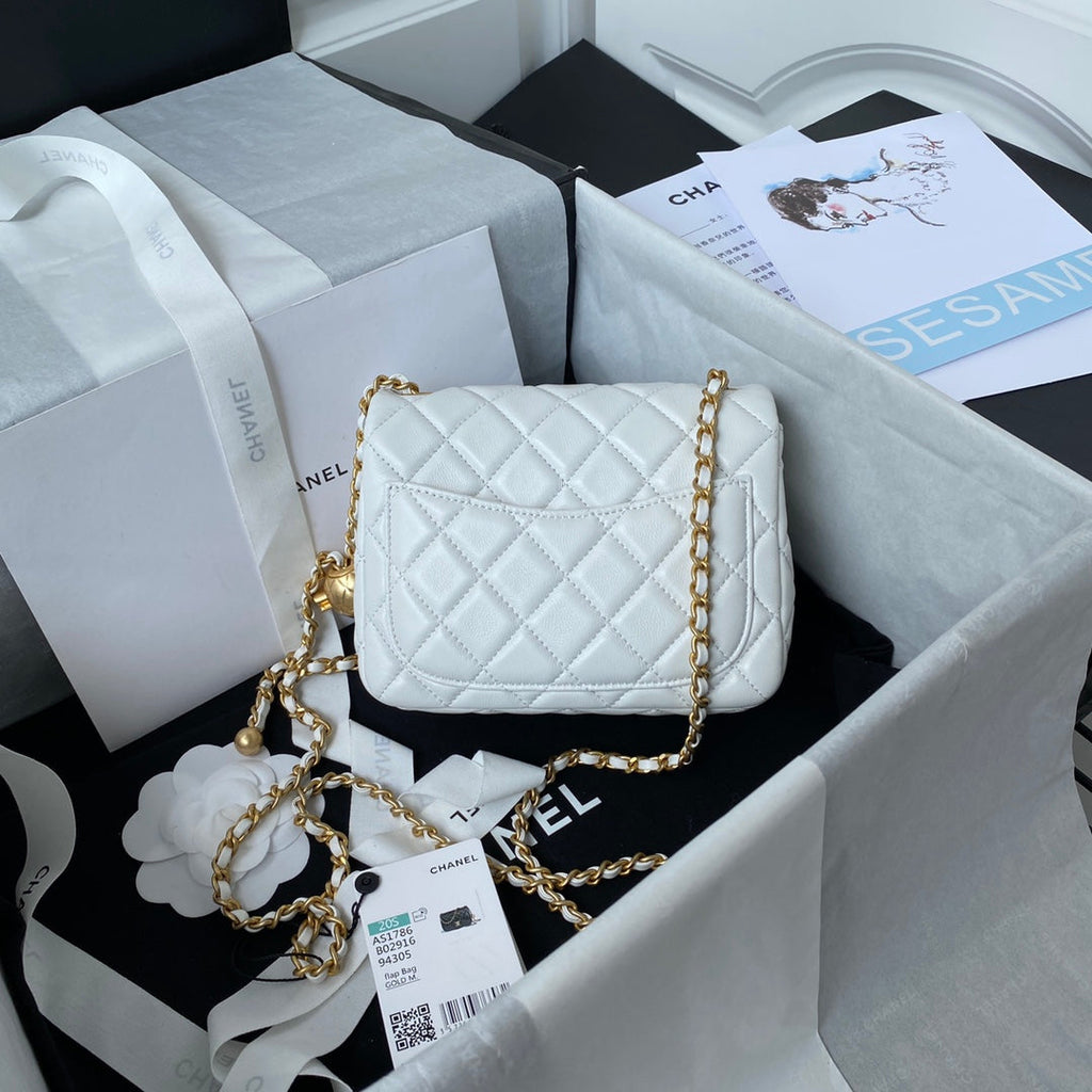CHANEL 25S SMALL FLAP BAG 17 IN WHITE LAMBSKIN GOLD HARDWARE