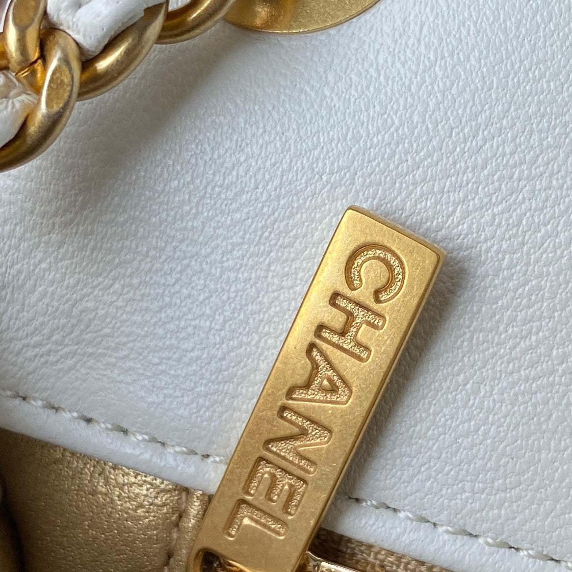 CHANEL 25S FLAP BAG 20 IN WHITE LAMBSKIN GOLD HARDWARE