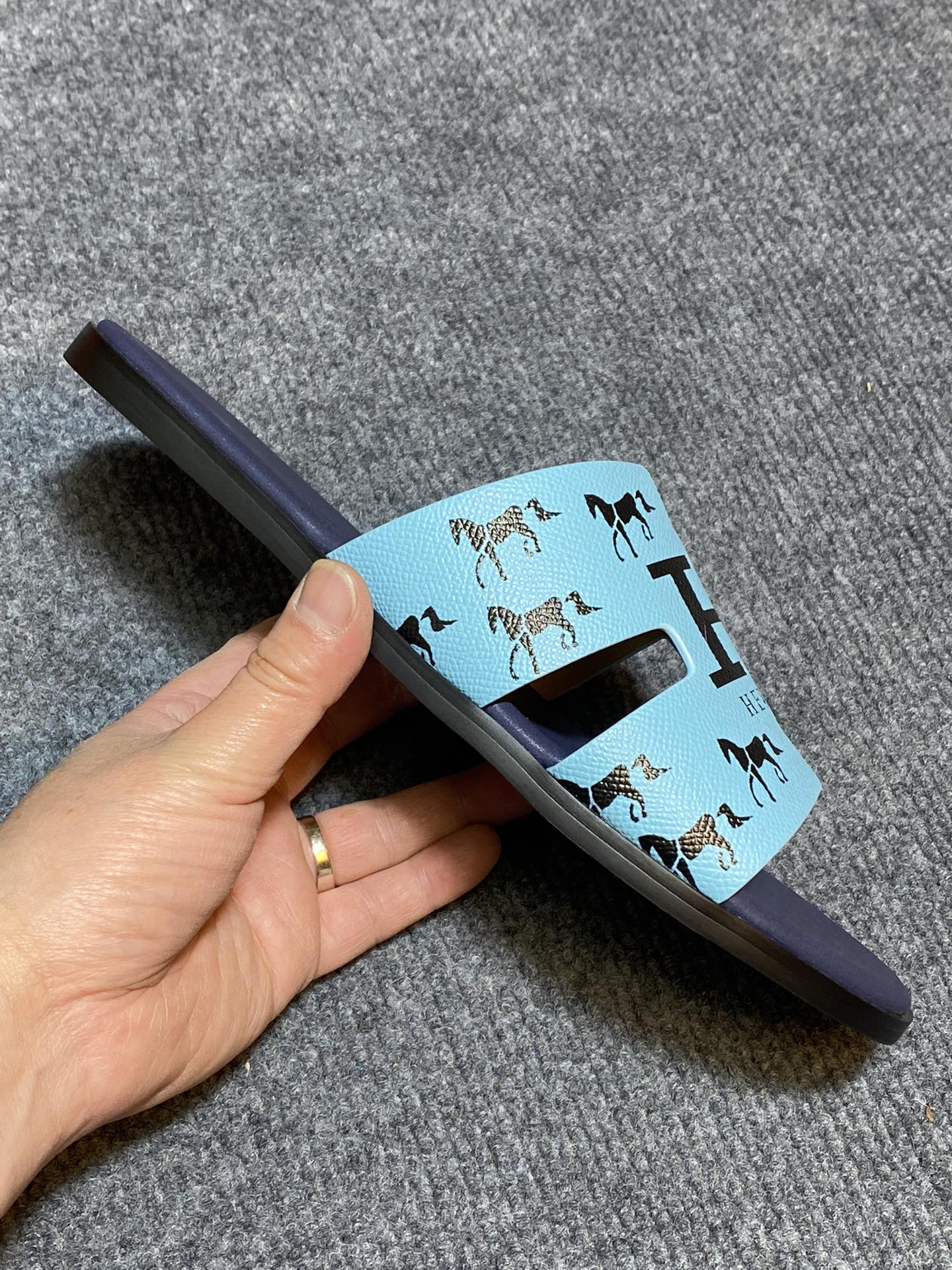 HM IZMIR SANDAL INDIGO AND SKY CALFSKIN WITH ICON