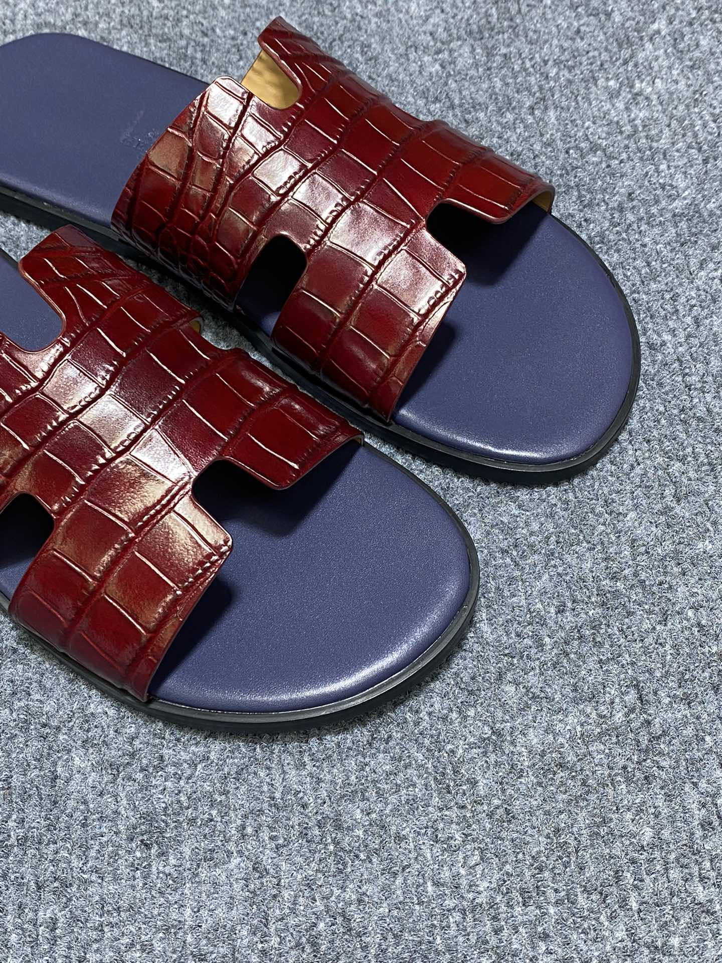 HM IZMIR CROCODILE MOTIF SANDAL INDIGO AND BRICK CALFSKIN