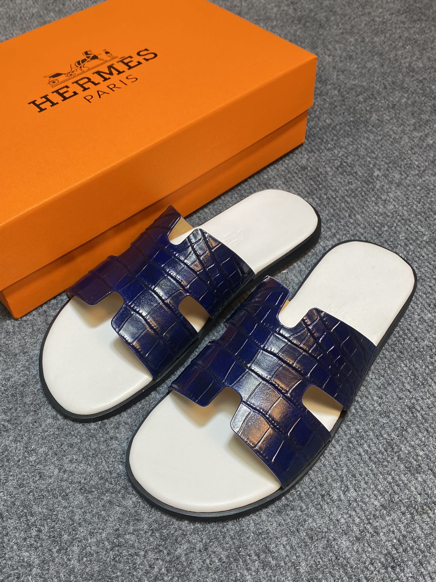 HM IZMIR CROCODILE MOTIF SANDAL NAVY AND WHITE CALFSKIN