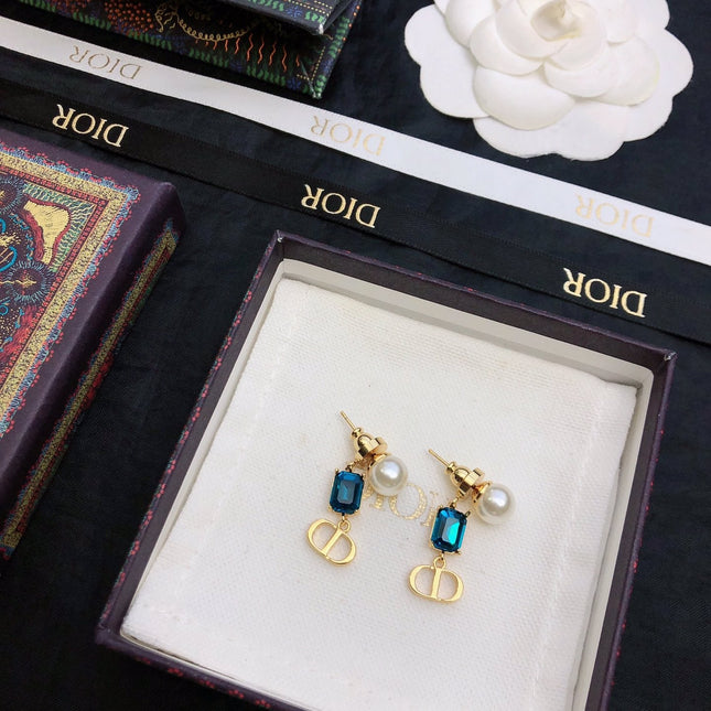 CD 26S BLUE CRYSTAL PEARL DROP EARRINGS IN GOLD TONE METAL 645629