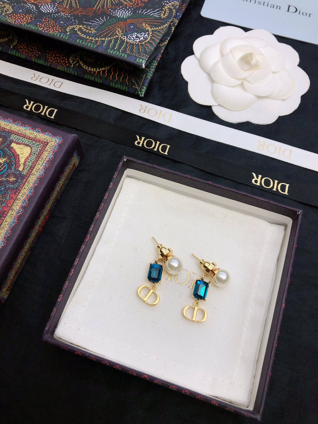 CD 26S BLUE CRYSTAL PEARL DROP EARRINGS IN GOLD TONE METAL 645629