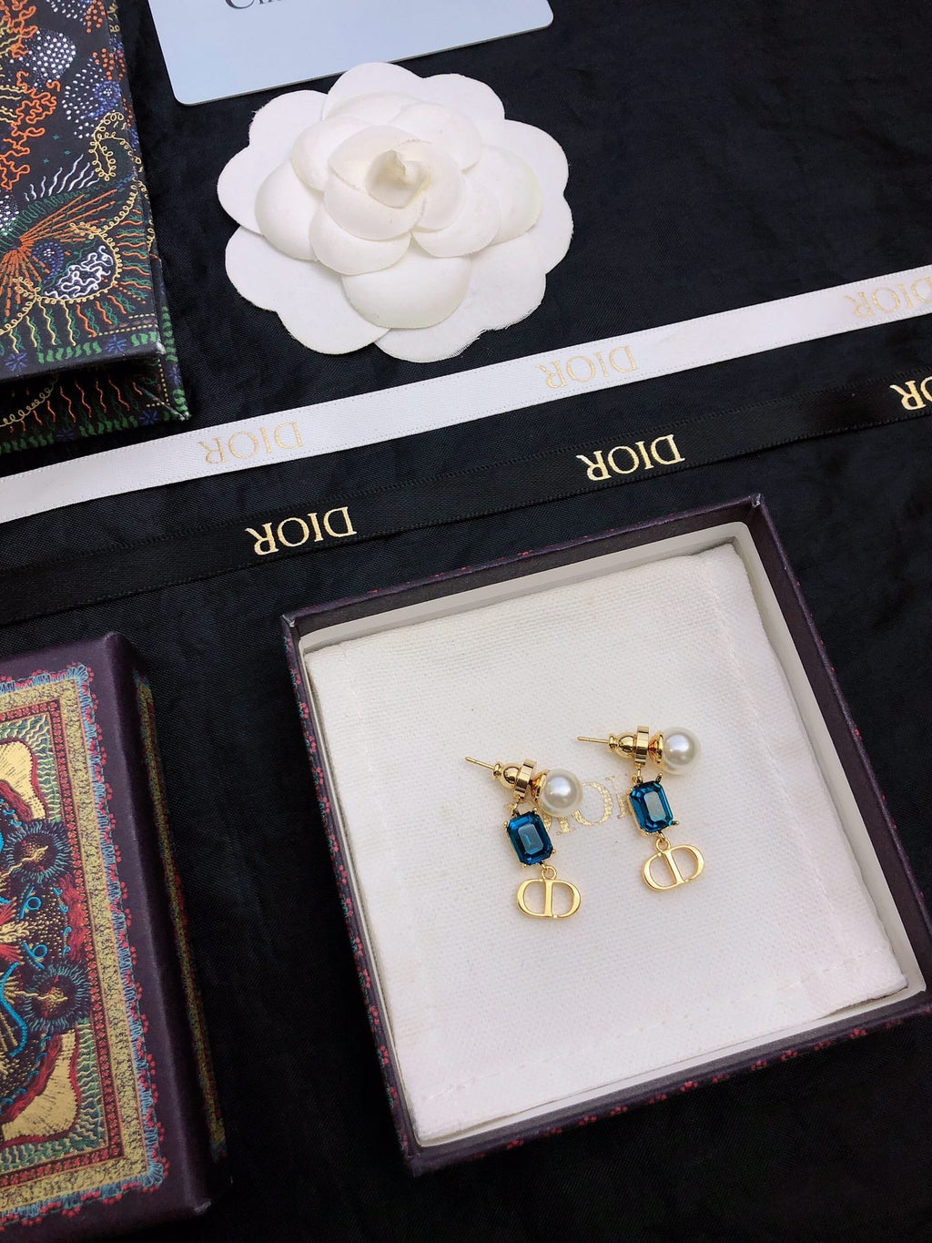 CD 26S BLUE CRYSTAL PEARL DROP EARRINGS IN GOLD TONE METAL 645629