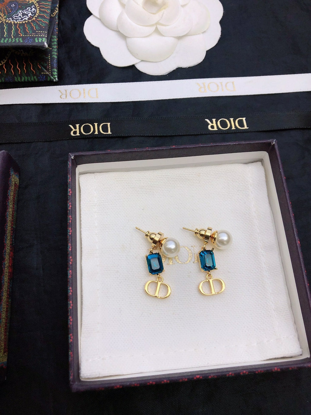CD 26S BLUE CRYSTAL PEARL DROP EARRINGS IN GOLD TONE METAL 645629