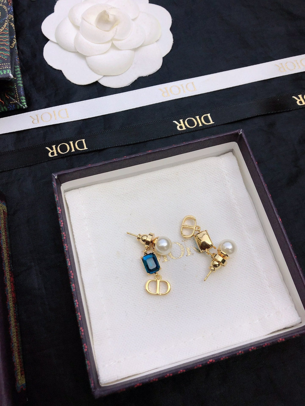 CD 26S BLUE CRYSTAL PEARL DROP EARRINGS IN GOLD TONE METAL 645629
