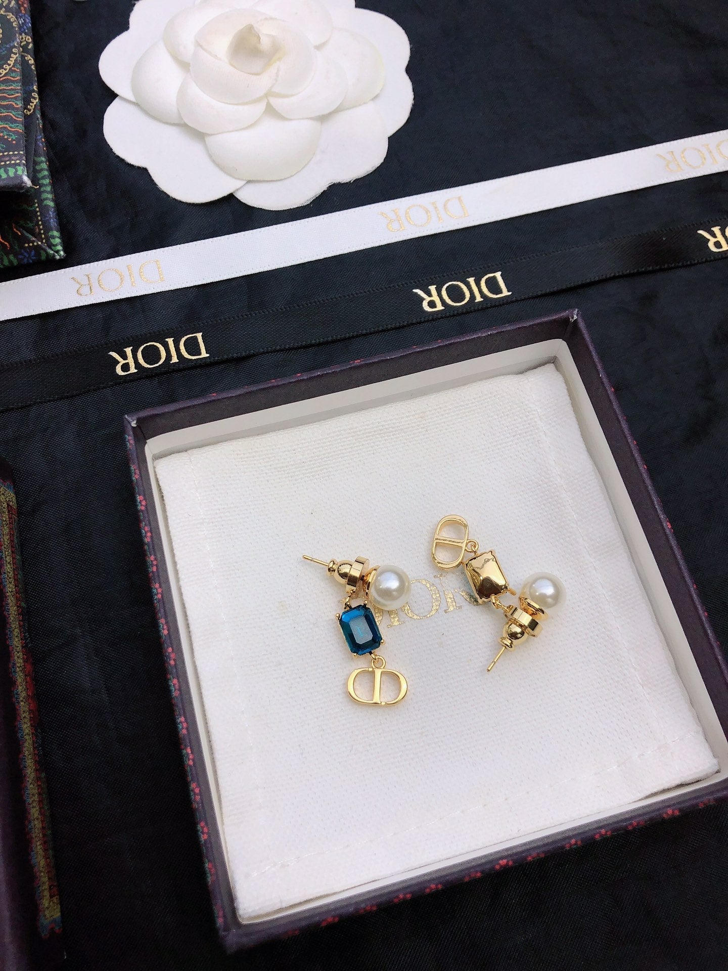 CD 26S BLUE CRYSTAL PEARL DROP EARRINGS IN GOLD TONE METAL 645629