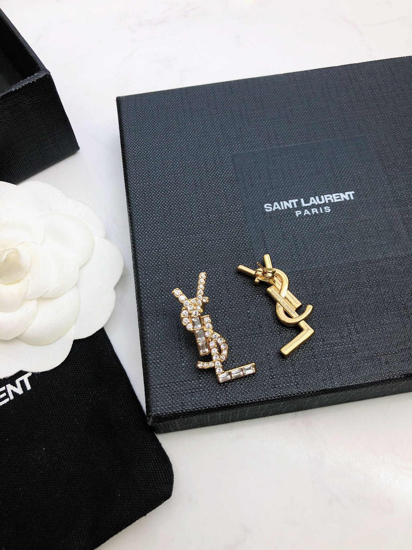 YSL 26S BAGUETTE CRYSTAL LOGO DROP EARRINGS IN GOLD TONE METAL 629136