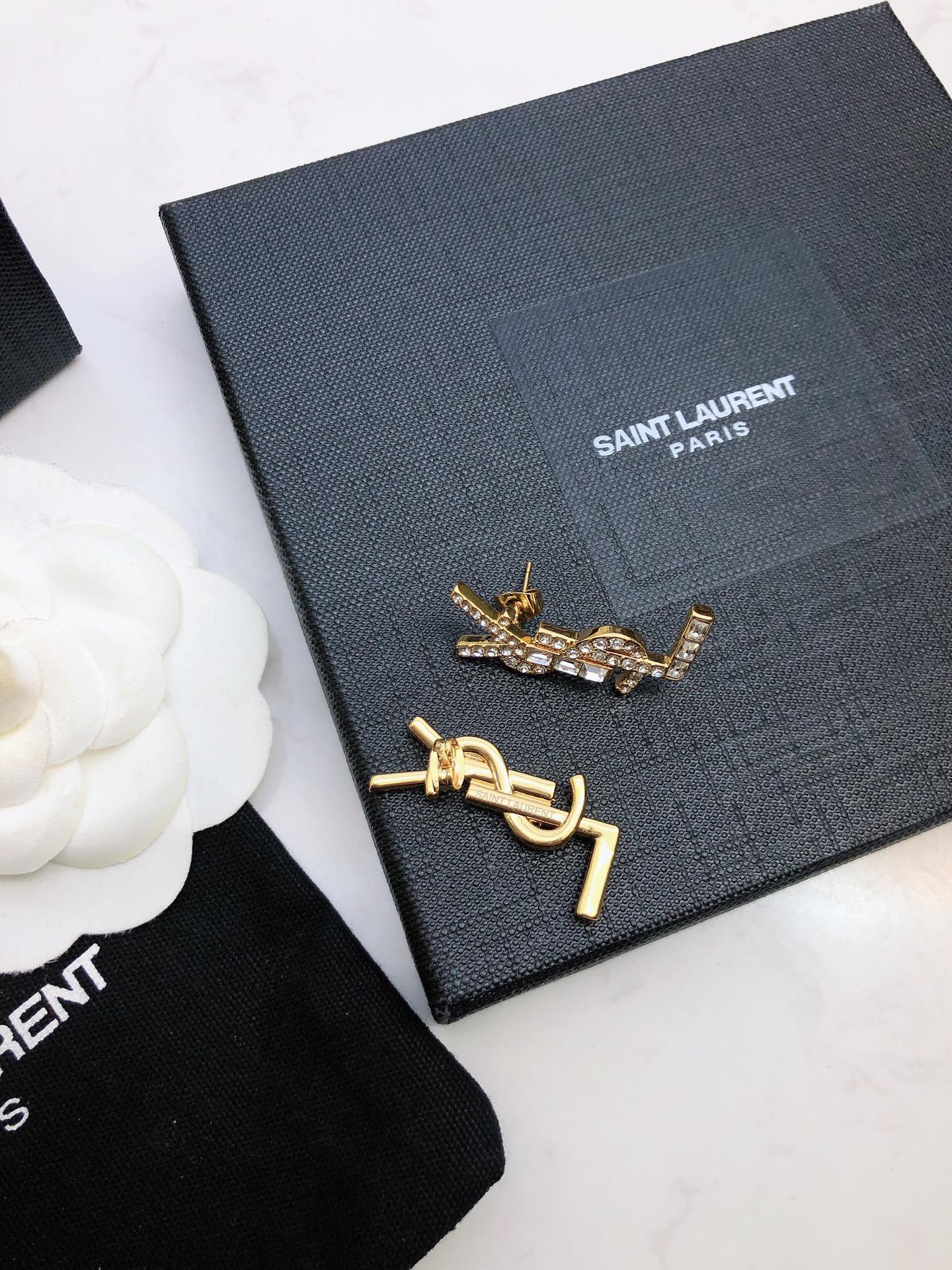 YSL 26S BAGUETTE CRYSTAL LOGO DROP EARRINGS IN GOLD TONE METAL 629136
