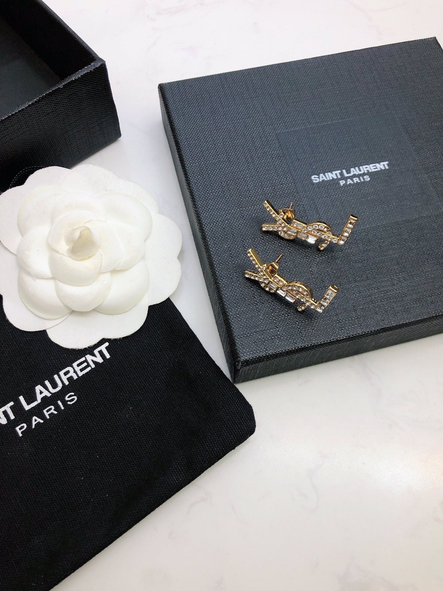 YSL 26S BAGUETTE CRYSTAL LOGO DROP EARRINGS IN GOLD TONE METAL 629136
