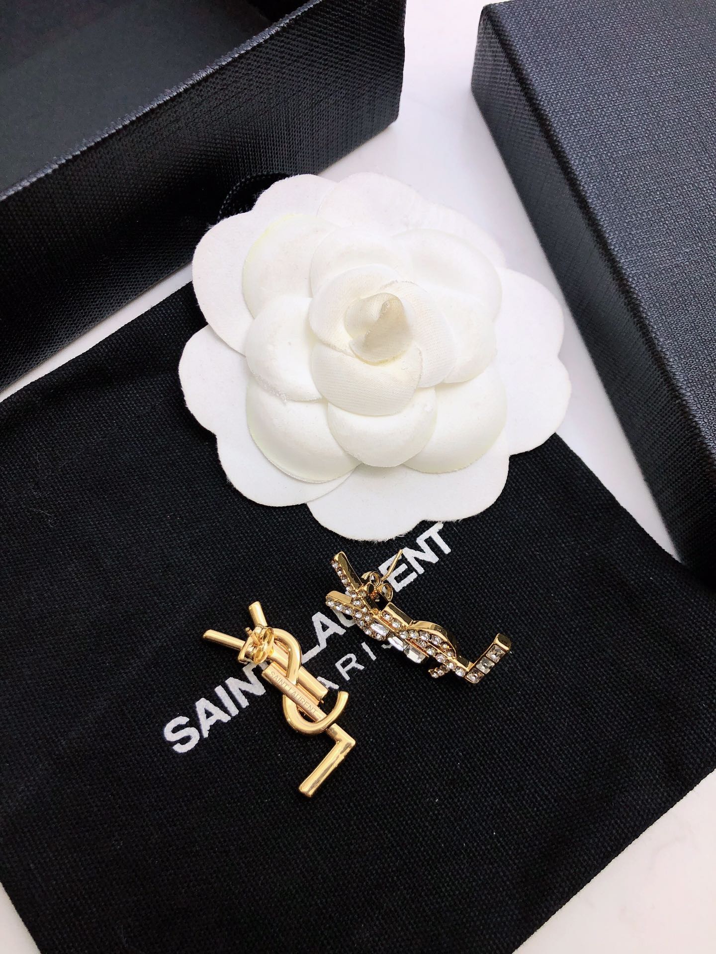 YSL 26S BAGUETTE CRYSTAL LOGO DROP EARRINGS IN GOLD TONE METAL 629136