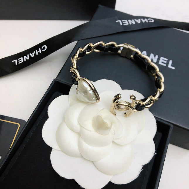 CHANEL 26S DOUBLE C LOGO BAROQUE PEARL LEATHER CHAIN BRACELET IN GOLD METAL 630841