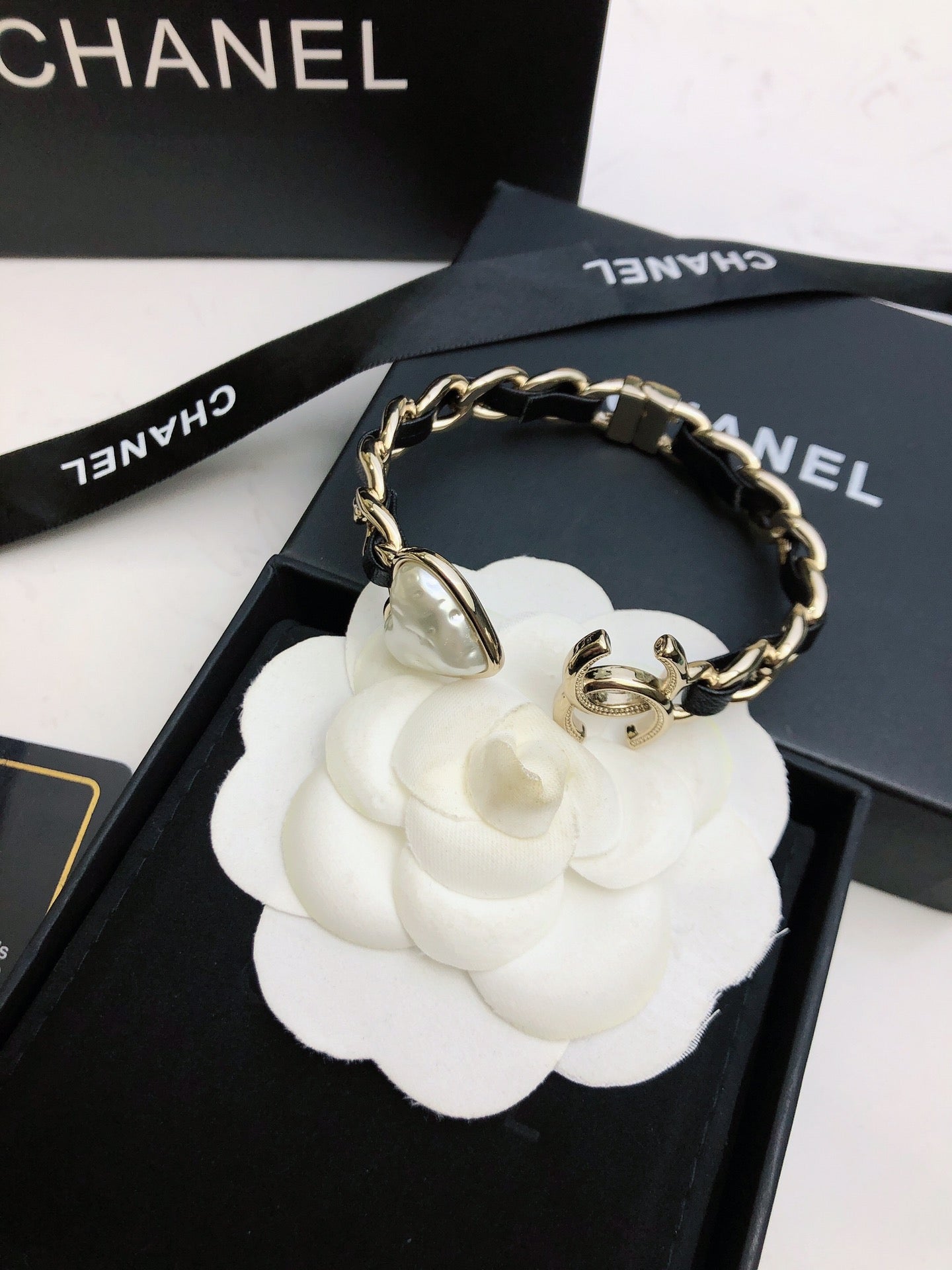 CHANEL 26S DOUBLE C LOGO BAROQUE PEARL LEATHER CHAIN BRACELET IN GOLD METAL 630841