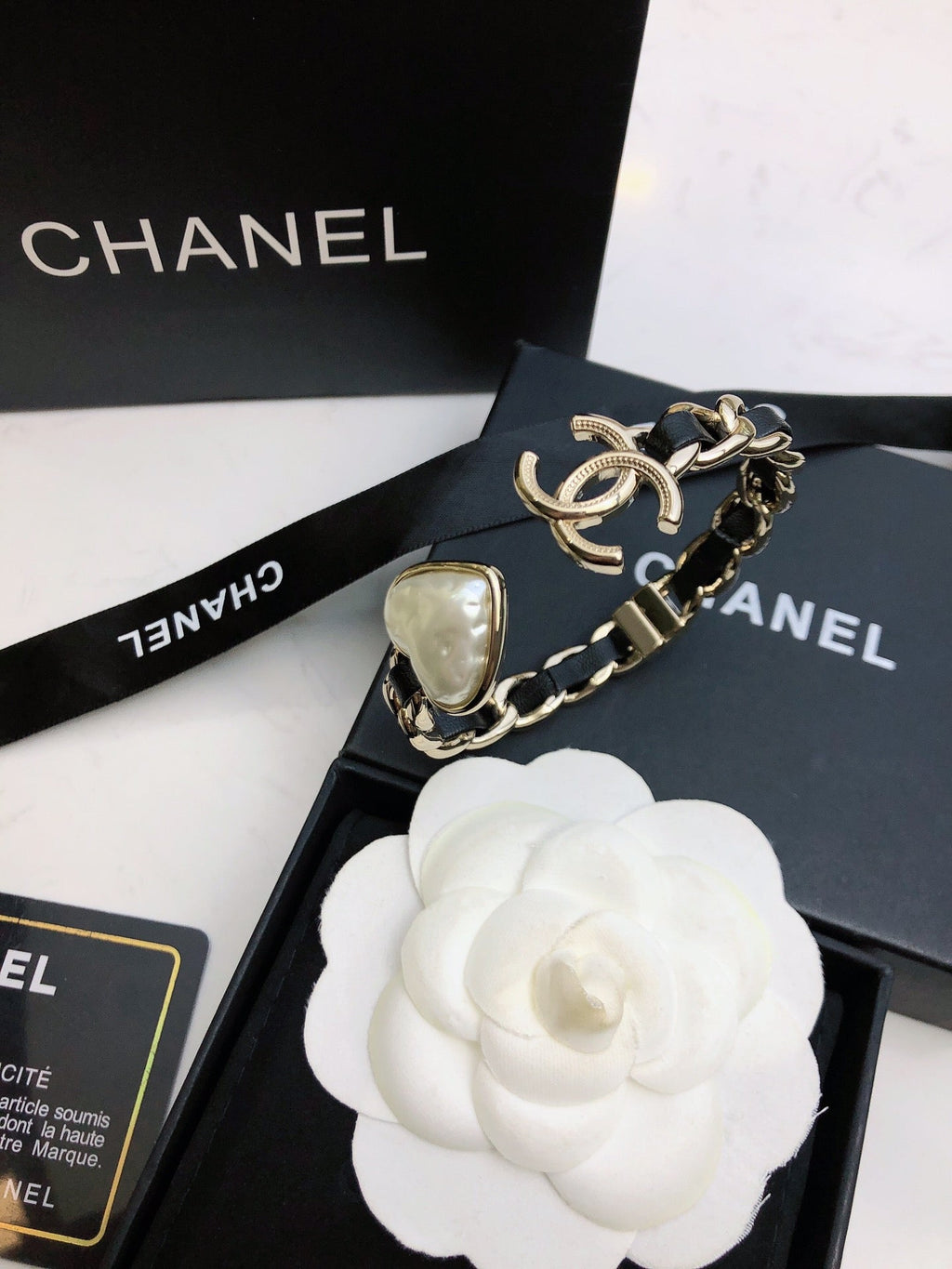 CHANEL 26S DOUBLE C LOGO BAROQUE PEARL LEATHER CHAIN BRACELET IN GOLD METAL 630841