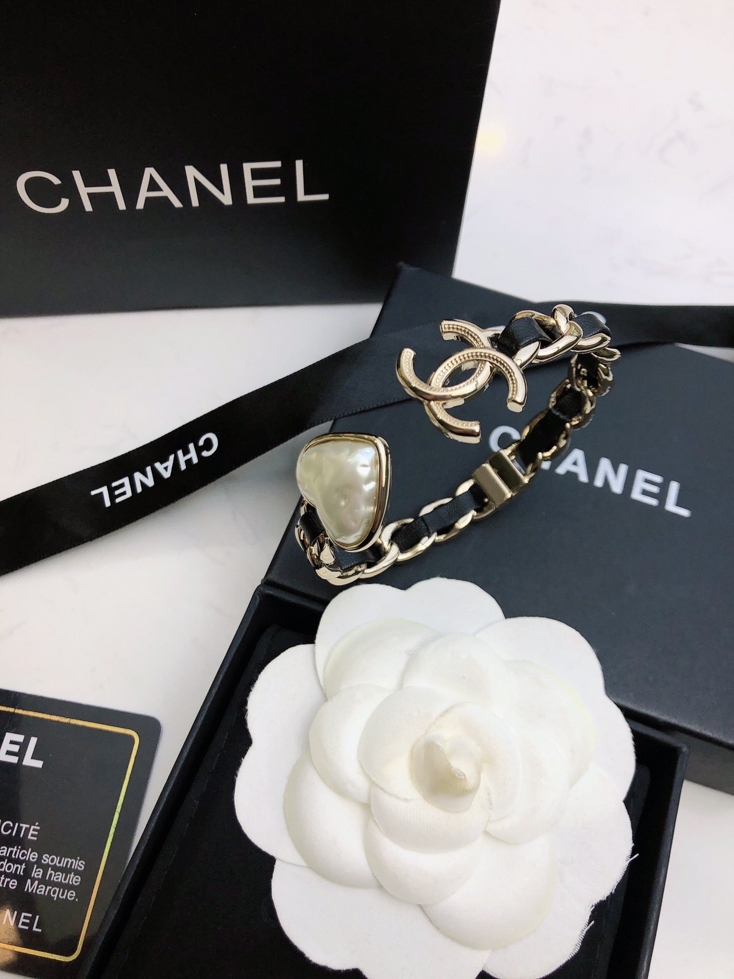 CHANEL 26S DOUBLE C LOGO BAROQUE PEARL LEATHER CHAIN BRACELET IN GOLD METAL 630841