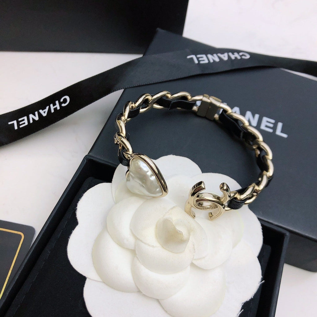 CHANEL 26S DOUBLE C LOGO BAROQUE PEARL LEATHER CHAIN BRACELET IN GOLD METAL 630841