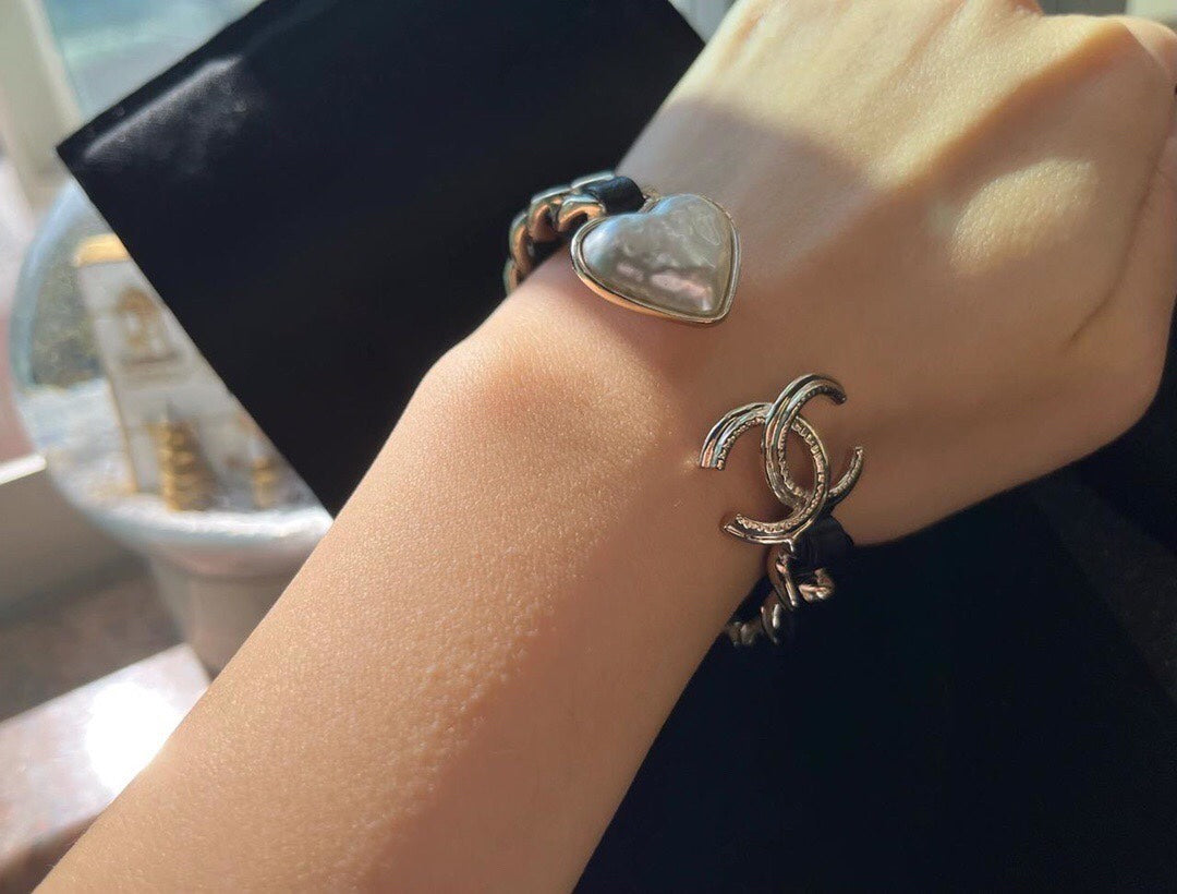 CHANEL 26S DOUBLE C LOGO BAROQUE PEARL LEATHER CHAIN BRACELET IN GOLD METAL 630841