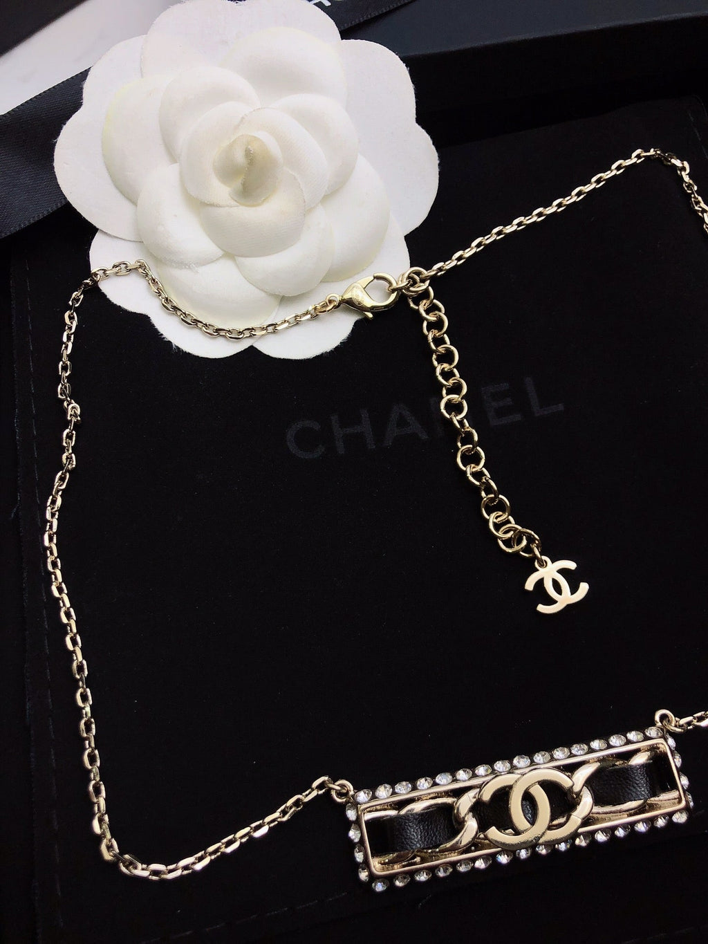 CHANEL 26S CHANEL CC LOGO CRYSTAL TRIM BAR PENDANT NECKLACE WITH BLACK LEATHER IN GOLD METAL 633315