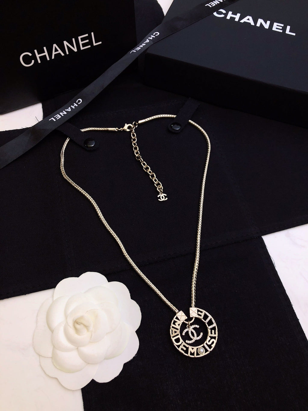 CHANEL 26S CHANEL CC LOGO MADEMOISELLE ROUND NECKLACE IN GOLD METAL 633322
