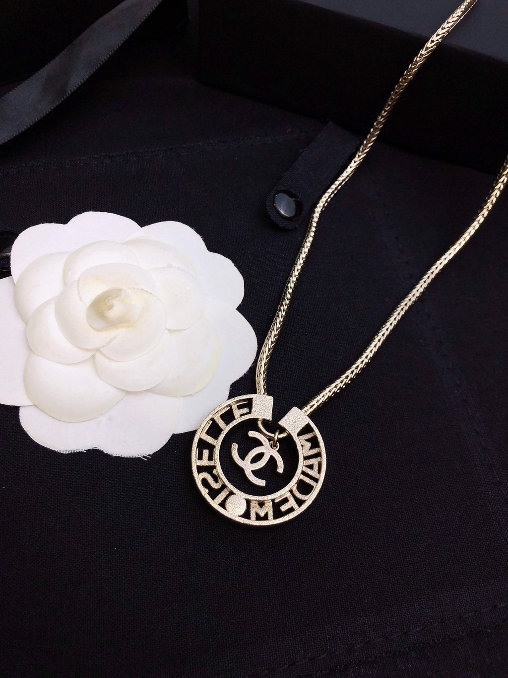 CHANEL 26S CHANEL CC LOGO MADEMOISELLE ROUND NECKLACE IN GOLD METAL 633322